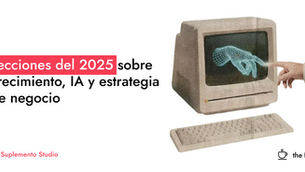 Computadora retro con una mano digital haciendo contacto con una mano humana