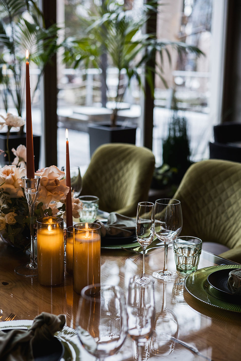 beautiful-dining-room-with-tablescape-in-green-col-2024-11-25-20-51-58-utc.jpg