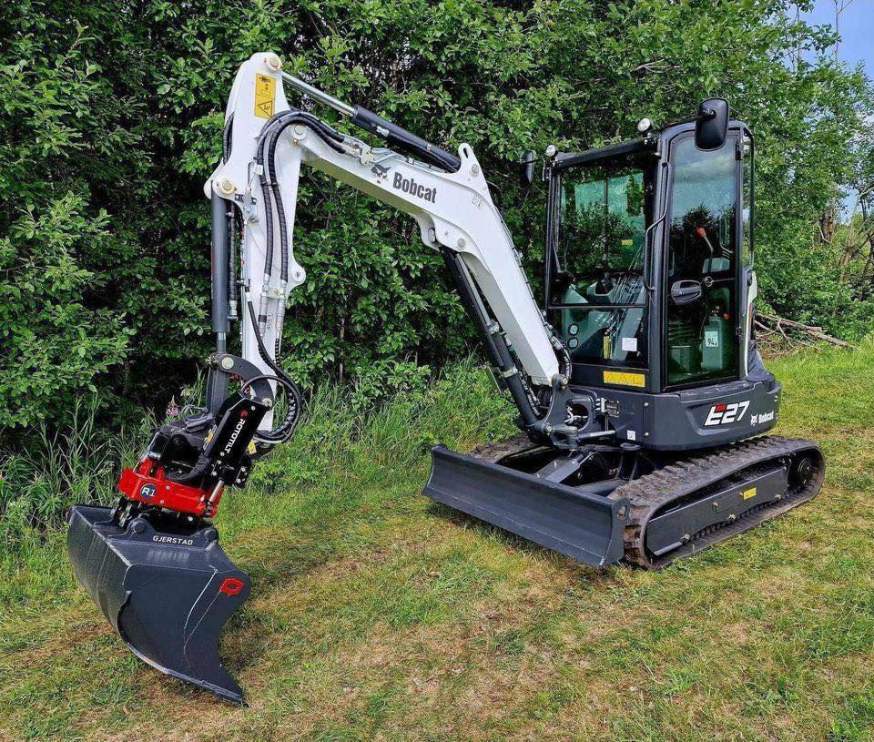 Miniature : BOBCAT E27 + REMORQUE TEMARED TARA PLUS