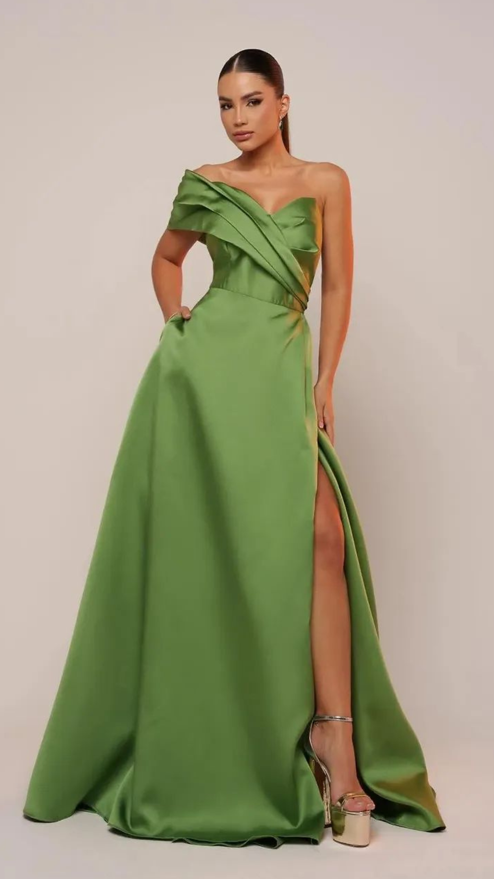 Vestido de festa verde em zibeline com decote assimétrico, fenda na perna para formandas, madrinhas, mães e convidadas.