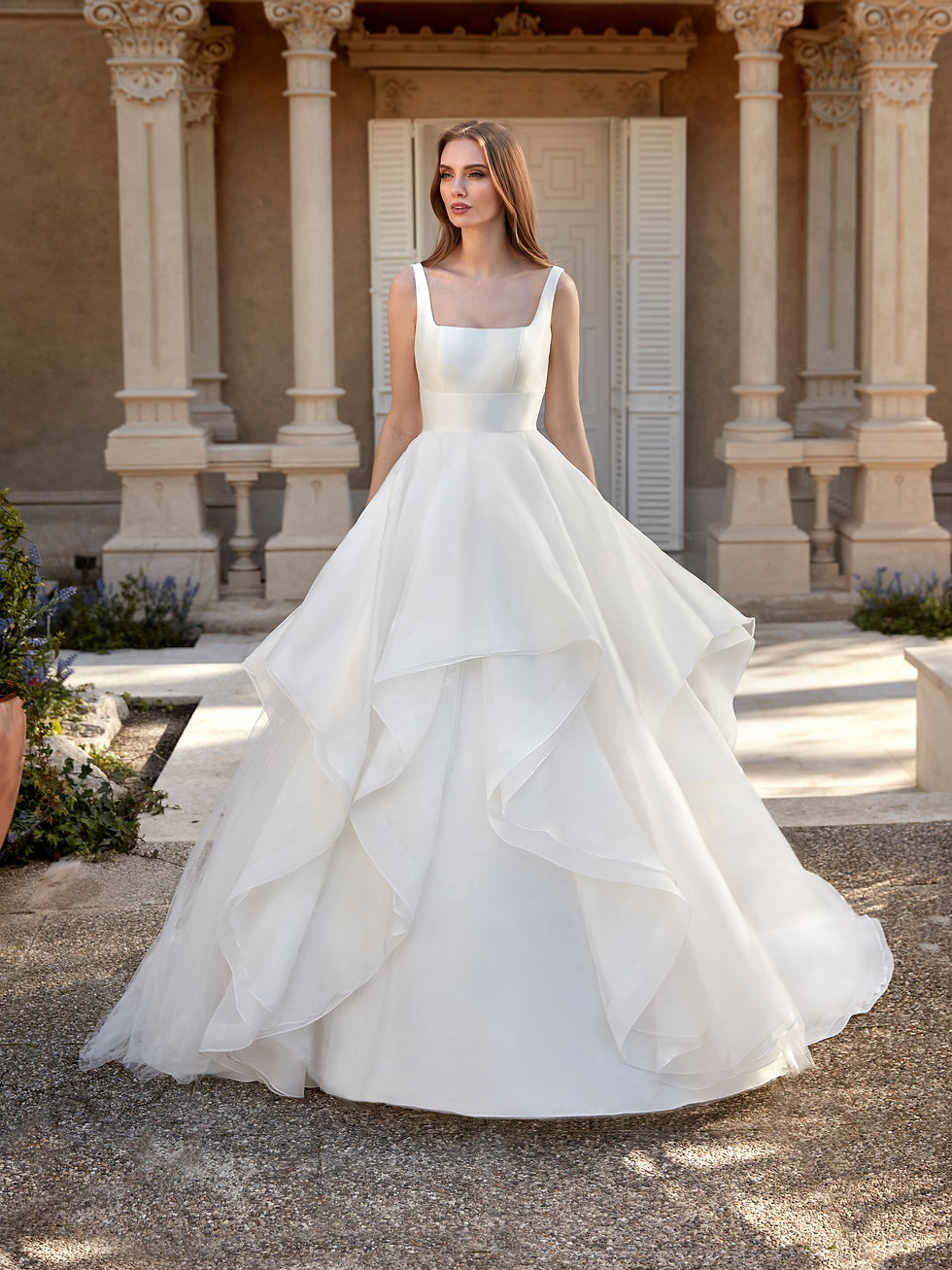 Vestido de noiva St. Patrick Berthis em organza, corte princesa, decote quadrado e saia volumosa com cauda capela.