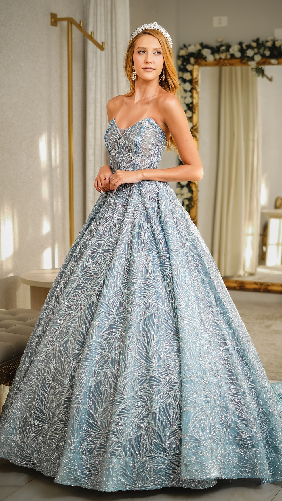 Vestido de Debutante para valsa da Templo Fashion azul claro acinzentado, decote olho de gato, com tecido, modelagem princesa