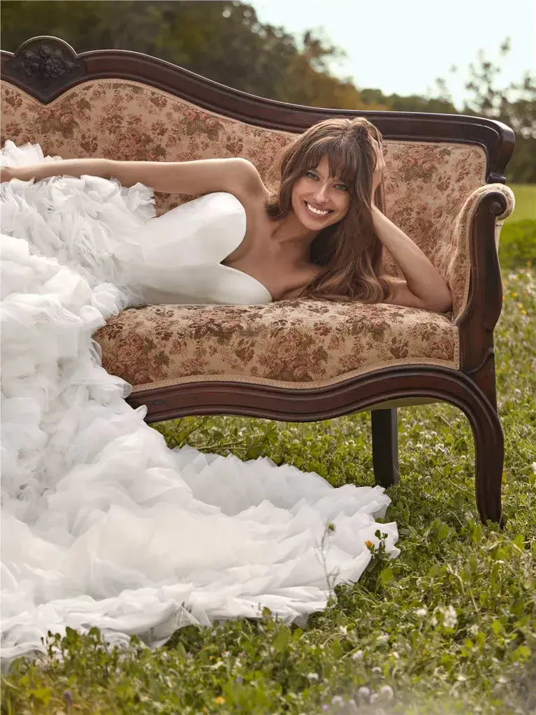Detalhe do vestido de noiva princesa Nicole Milando na Templo Fashion com corpete minimalista, decote em coração e saia volumosa em camadas de tecidos leves, unindo romantismo e alta moda nupcial.