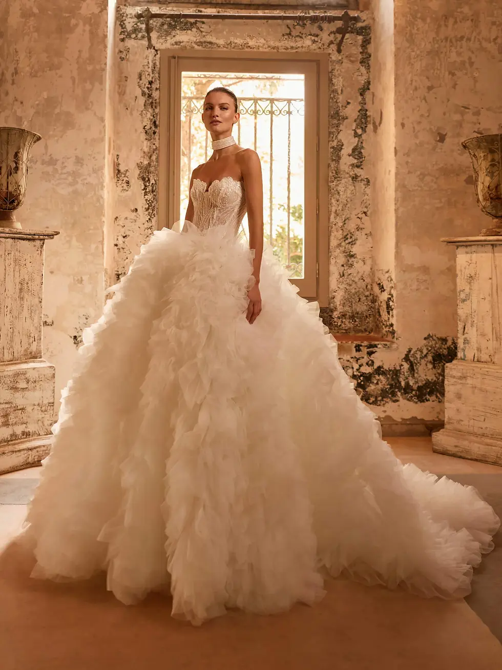 Vestido de noiva Pronovias na Templo Fashion com silhueta princesa em tule, renda, pedrarias e decote coração.