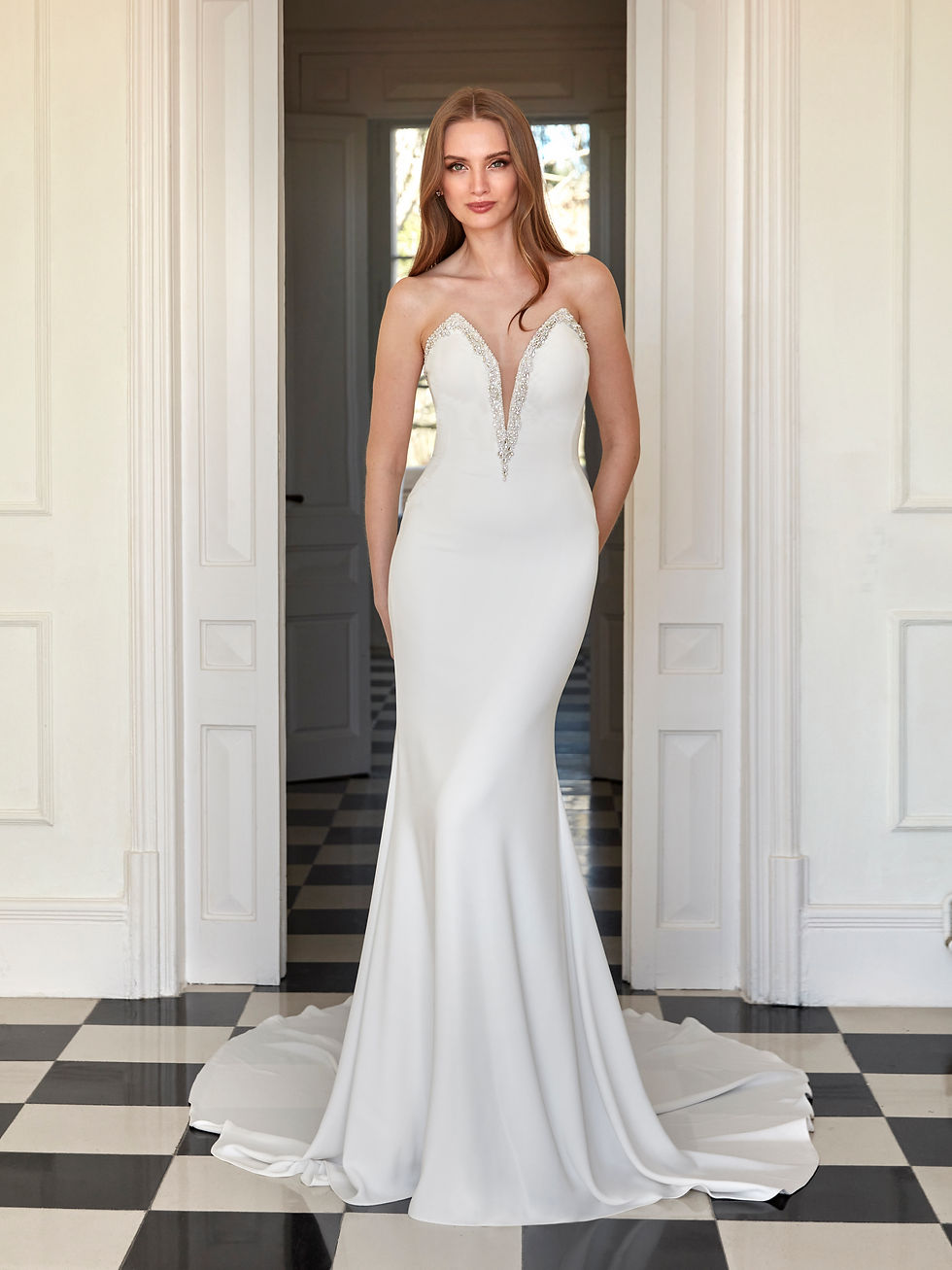 Vestido de noiva sereia em crepe com decote V profundo, bordados refinados e silhueta elegante de alta moda nupcial.
