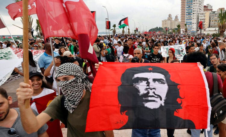 Jóvenes cubanos marchan en solidaridad con Palestina en La Habana, 2024. Foto: Ernesto Mastrascusa / EFE.