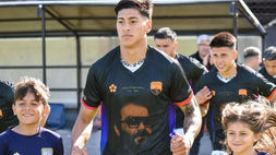 Deportivo Armenio estrenó la camiseta en homenaje a Arturo Kouyoumdzian y se afirmó en la lucha por el campeonato