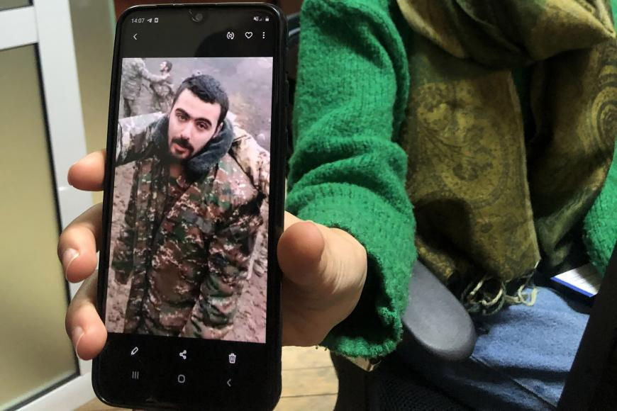 Liana Harutyunyan muestra una imagen de su sobrino Eric Khachaturyan, prisionero de guerra en Azerbaiyán, tomada de un video en el que él y otros prisioneros de guerra son abusados.