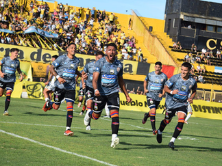 Deportivo Armenio le ganó a Flandria y se prende en la lucha por el campeonato