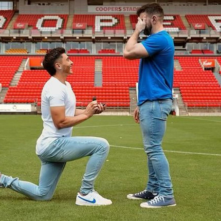 Josh Cavallo: Πρωτοπόρος ποδοσφαιριστής έκανε πρόταση γάμου στο σύντροφό του