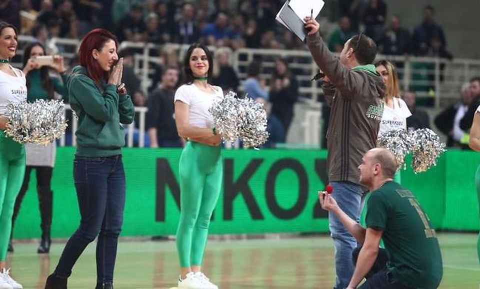 Πρόταση γάμου από φίλαθλο του Παναθηναϊκού σε Ευρωπαϊκό αγώνα basket.