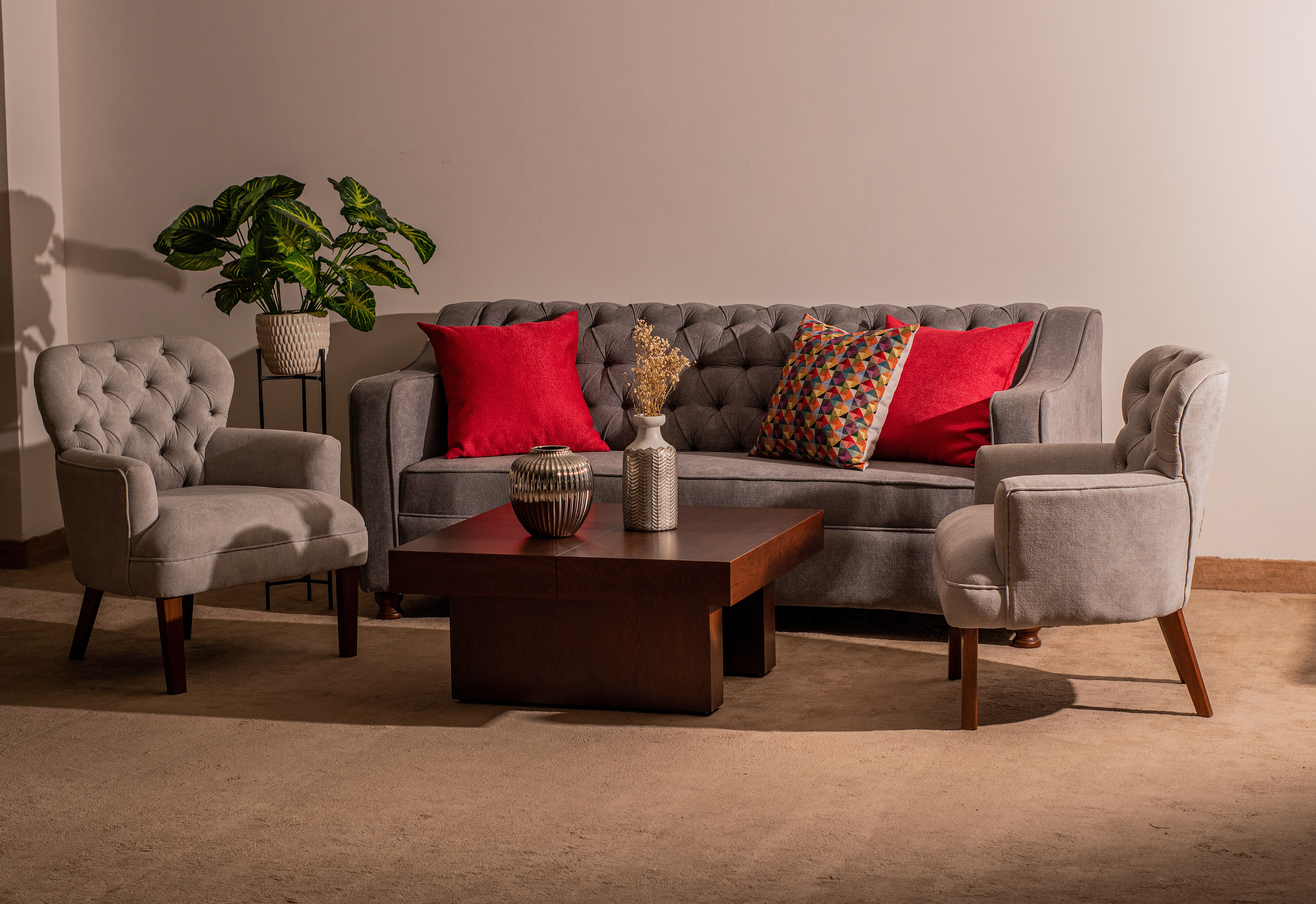 Sofá Español +Sillas Dako + Mesa Botero + Cojines decorativos