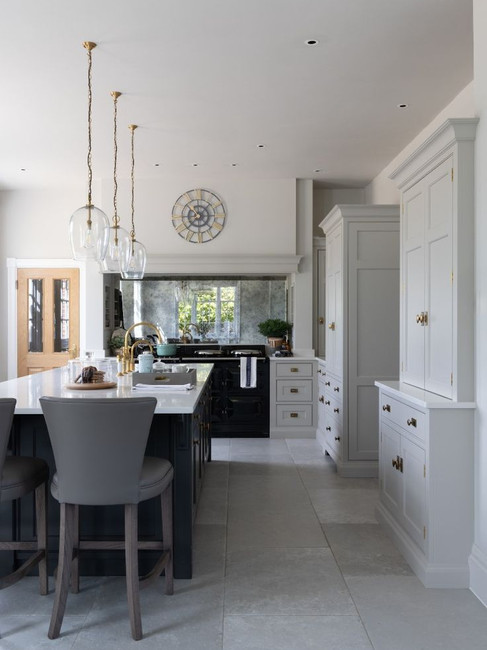 Kitchen design by Humphrey Munson, featuring a glass splashback