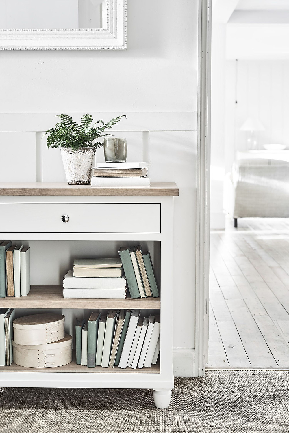 Expert Interior design tips to help you decorate your home using neutral colours. Lots of tips and tricks to make your living room, bedroom or kitchen more appealing in a sophisticated and timeless color palette. How to layer fabrics like a pro. Styling inspiration and monochrome interiors.