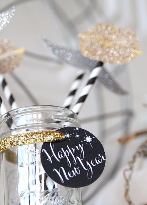 table top decoration for a new year's eve party