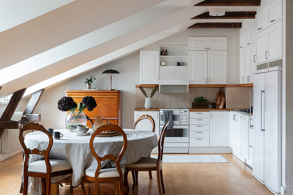 small kitchen design with all white kitchen cabinets