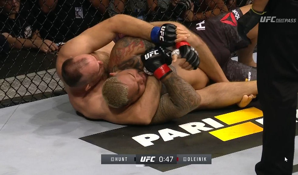 Oleksiy Oliynyk finaliza Mark Hunt ainda no 1R