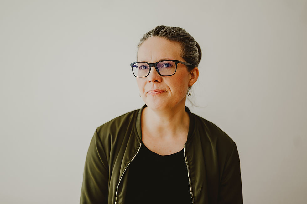 Eine Frau trägt Brille und schaut in die Kamera. Das Bild zeigt einen Portraitausschnitt.
