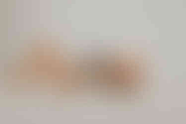 Eine wunderschöne Boudoirpose ist hier zu sehen: Eine Frau liegt auf dem Boden, ihr ganzer Körper ist gestreckt und in wunderschönen Kurven.