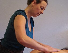 Tiia giver massage kopi.jpg