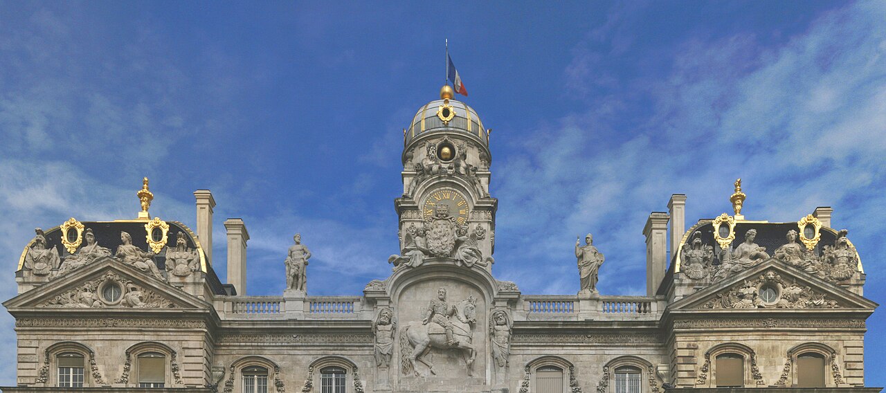 Façade et beffroi de l’hôtel de ville de Lyon, vus depuis la place des Terreaux