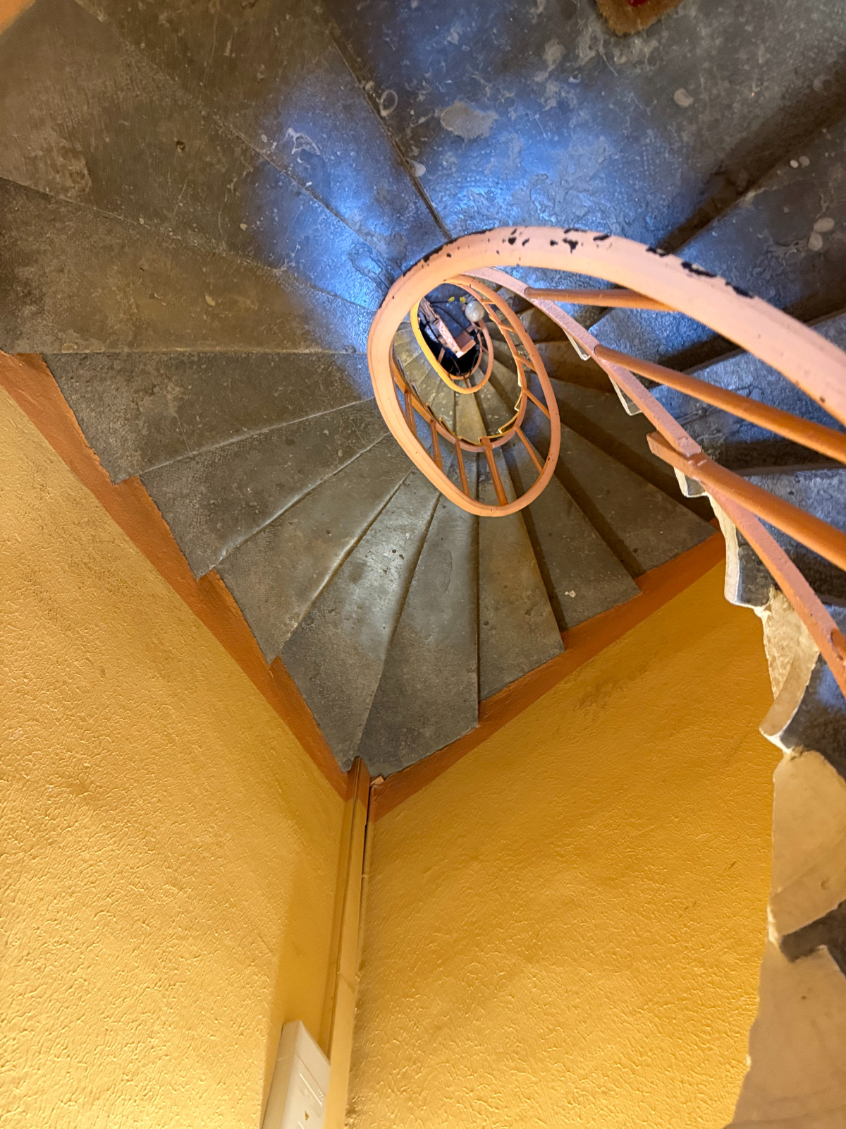 Escalier sans ascenseur lors d'un débarras à Lyon