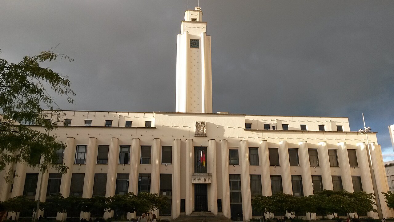 Façade de l’hôtel de ville de Villeurbanne depuis la place Lazare-Goujon