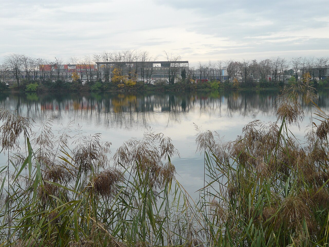 Le canal de Jonage et le quartier du Carré de Soie à Vaulx-en-Velin
