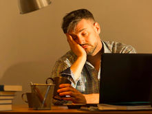 Dormir menos de 6 horas es como estar ebrio en la oficina, según estudio
