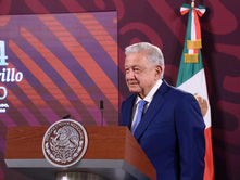 En el día del maestro, AMLO anuncia aumento salarial de 10% en promedio a docentes