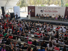 Entrega Claudia Sheinbaum tarjetas de la beca Rita Cetina