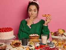 ¿Por qué tenemos antojos de comida? | Causas y remedios