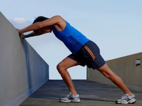 ¿Debo estirar antes o después de correr o entrenar?