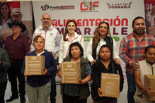 Entrega MariElise Budib apoyos alimentarios a residentes de San Francisco Totimehuacan