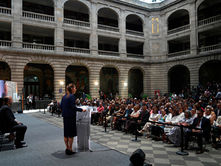Anuncia Sheinbaum incremento de sueldo del 9% para maestros de México