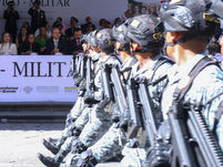 Asiste Pepe Chedraui desfile cívico-militar por el 216 aniversario de la Independencia