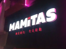 Como parte de las diligencias, la FGE realizó un cateo en el centro nocturno “Mamitas”, ubicado en la capital poblana, presuntamente relacionado con las indagatorias en torno al empresario