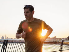 Lo que nadie te cuenta de madrugar para correr en verano