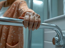 Seguridad en el baño: cómo evitar caídas en personas mayores
