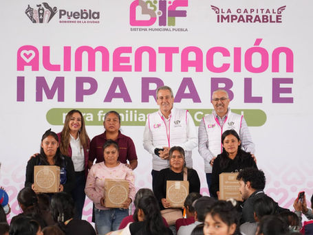 Pepe Chedraui entrega apoyos alimentarios en Azumiatla