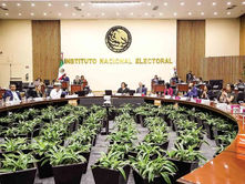 Consejeros del INE se autorizan compensación por comicios