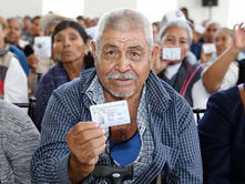 Con programa “Reencuentro Familiar”, IPAM entrega 27 visas americanas a adultos mayores