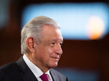 Admite López Obrador que libros de texto tienen “pocos errores”