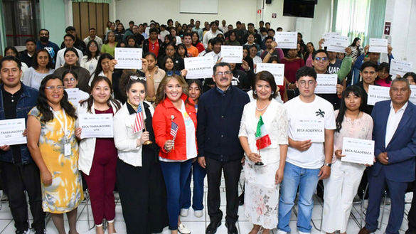 UTH entrega becas alimenticias, académicas y deportivas a estudiantes beneficiados