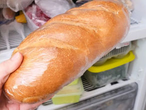 ¿El pan se guarda en el refrigerador?