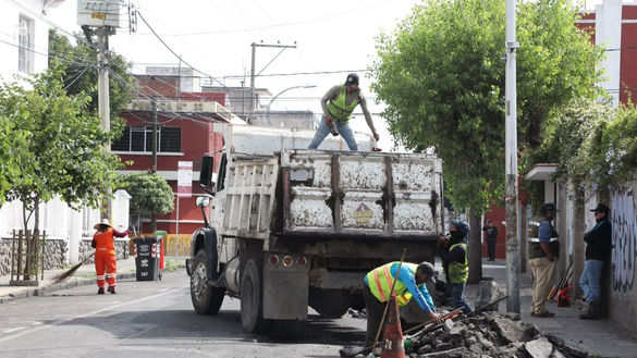 Refuerza Ayuntamiento de Puebla movilidad segura con bacheo en la colonia El Carmen