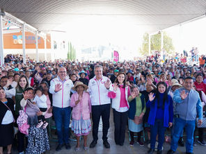 Presiden Pepe Chedraui y MariElise Budib entrega de cobertores en San Miguel Canoa