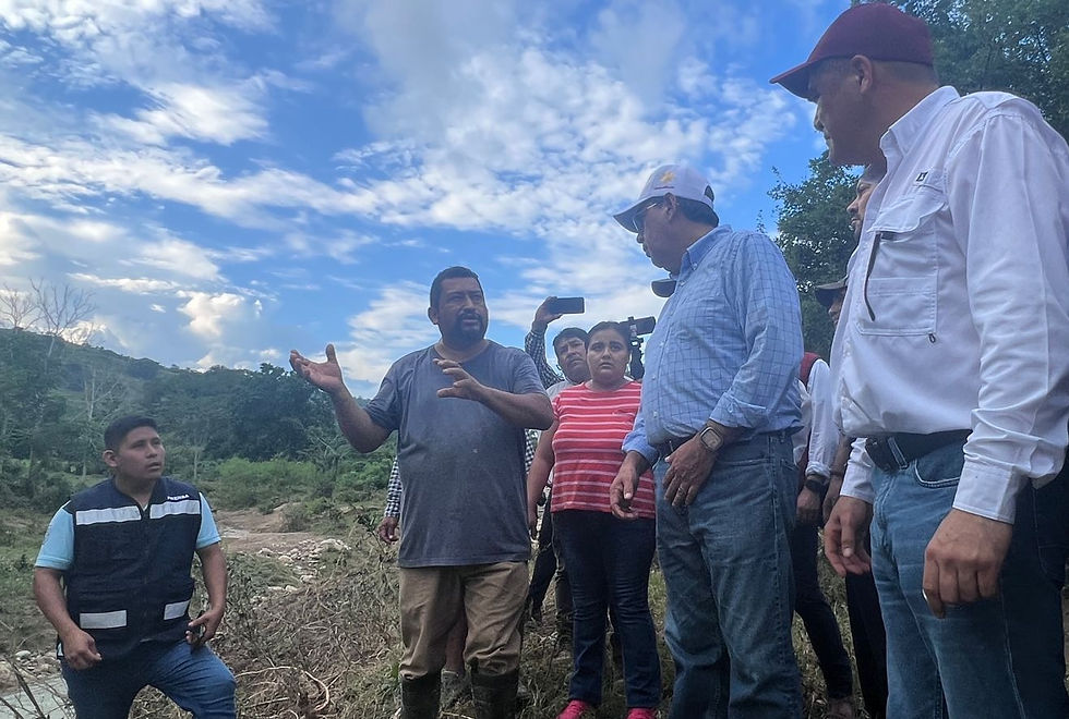 El gobernador Sergio Salomón recorrió el municipio de Venustiano Carranza y sus comunidades para verificar los daños por el paso del huracán "Otis"