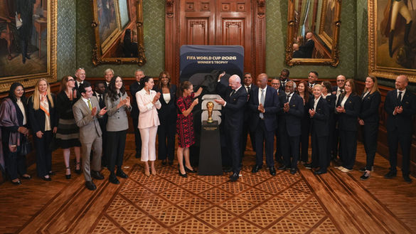 Recibe Sheinbaum a presidente de la FIFA para finalizar detalles del Mundial 2026