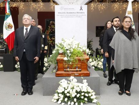 Asiste López Obrador al homenaje póstumo de Miguel Barbosa